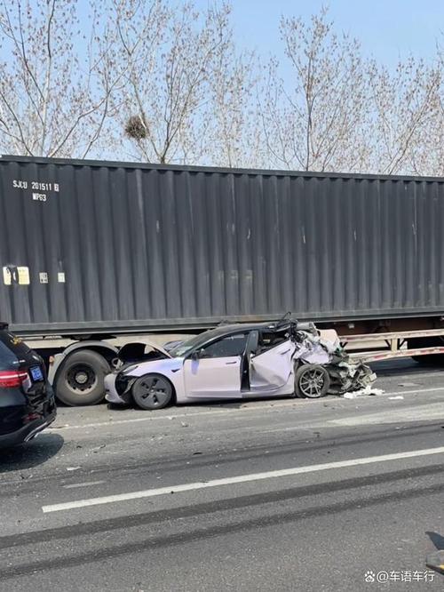 新澳今日开奖结果:特斯拉追尾大货车