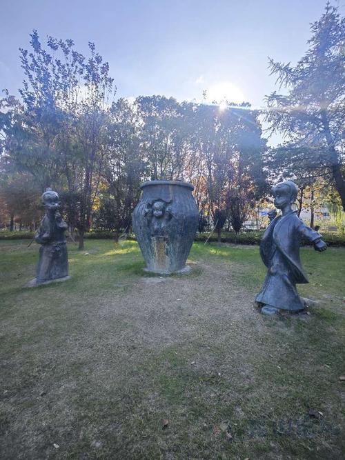 新澳今日图片分析:司马光砸缸雕塑像猴
