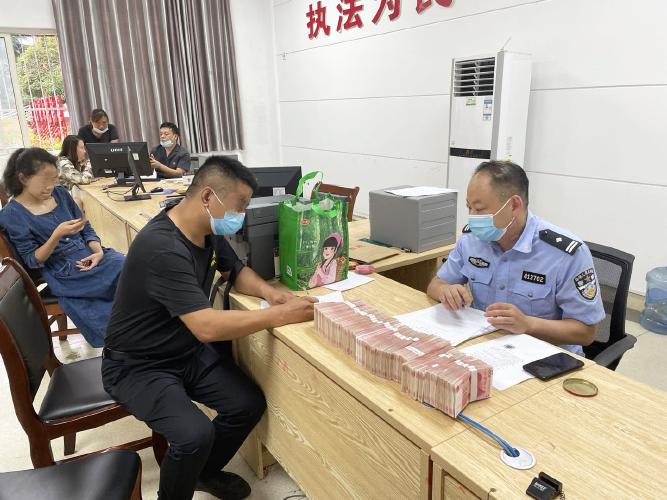 新澳彩免费长期资料大全:挡电梯门致幼童被困